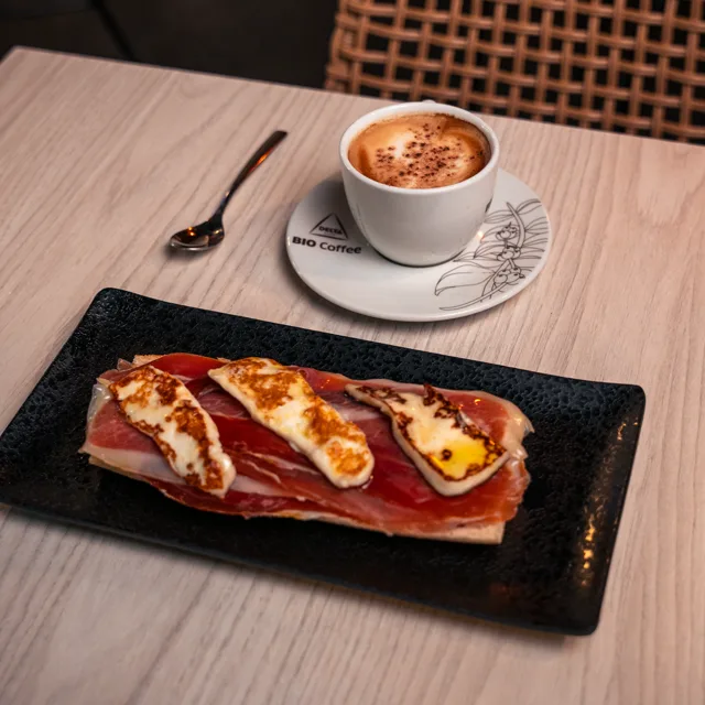 Tostada (pan de chía, pan de pueblo, pan de semillas o pan de chapata) + café
